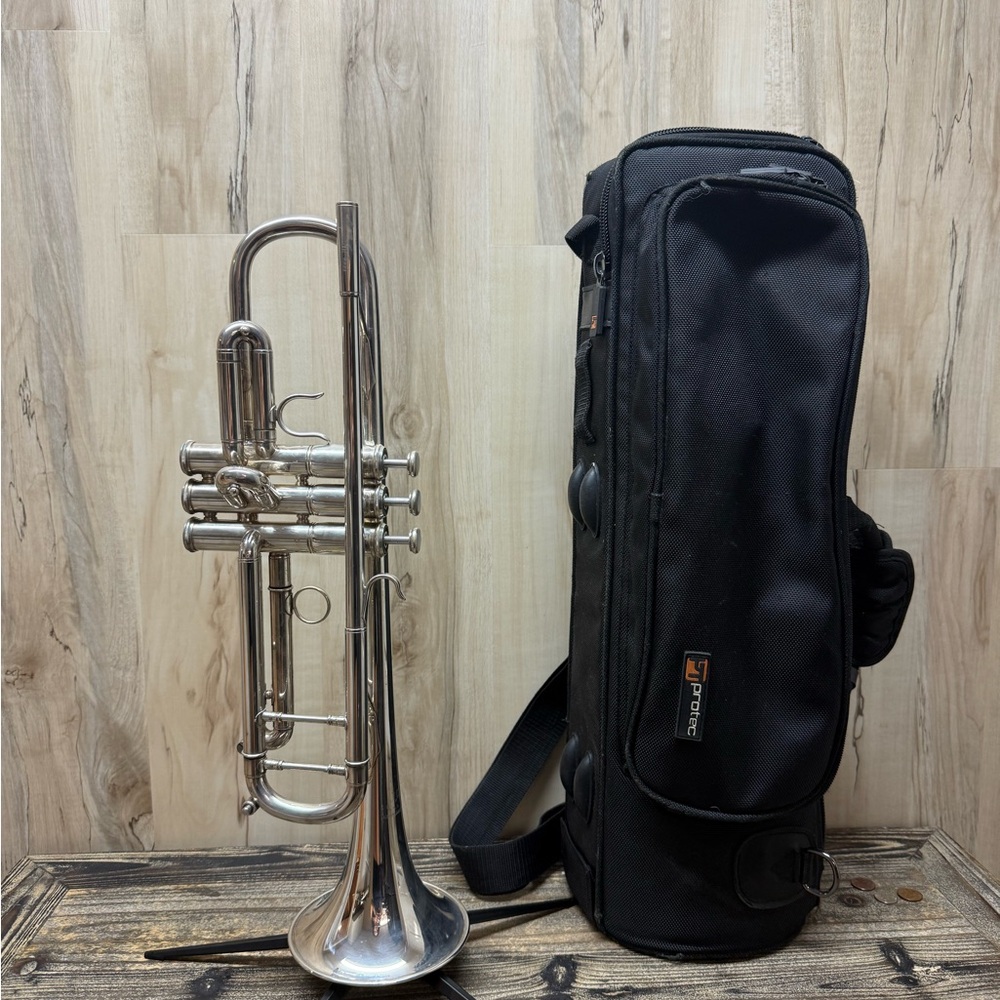 Jupiter STR 1000 Silver Trumpet with Black Case and trumpet stand